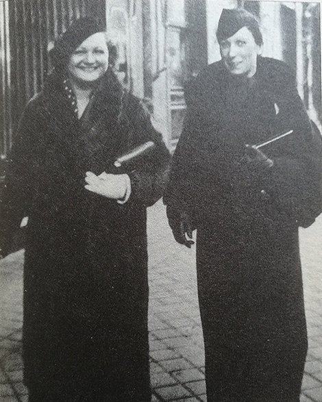 Adi Enberg, a la derecha, con una amiga en Madrid